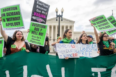 WASHINGTON, DC - JUNE 24: Abortion rights activists react to the Dobbs v Jackson Women's Health Organization ruling in front of the U.S. Supreme Court on June 24, 2022 in Washington, DC. The Court's decision in Dobbs v Jackson Women's Health overturns the 50-year-old Roe v Wade and erases a federal right to an abortion.   Brandon Bell/Getty Images/AFP (Photo by Brandon Bell / GETTY IMAGES NORTH AMERICA / Getty Images via AFP)<!-- NICAID(15131550) -->