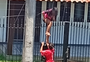 Imagens mostram adolescentes pulando grades para entrar e sair de casa de acolhimento onde vivia suspeito de morte em estação da Trensurb