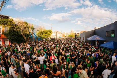 Porto Alegre já tem data para vestir verde e celebrar a cultura irlandesa em grande estilo. No dia 14 de março, a Rua Álvaro Chaves, no 4º Distrito, será palco do Maior Saint Patrick’s de Porto Alegre, evento aberto ao público que deve reunir cerca de 25 mil pessoas ao longo da tarde e da noite.<!-- NICAID(16222161) -->