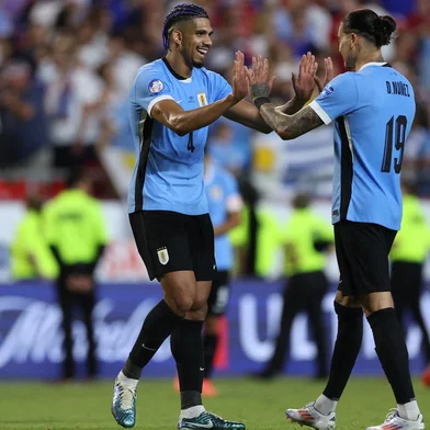 United States v Uruguay - CONMEBOL Copa America USA 2024KANSAS CITY, MISSOURI - JULY 01: Ronald Araujo of Uruguay celebrates after winning with Darwin Nuñez of Uruguay during the CONMEBOL Copa America 2024 Group C match between United States and Uruguay at GEHA Field at Arrowhead Stadium on July 01, 2024 in Kansas City, Missouri.   Jamie Squire/Getty Images/AFP (Photo by JAMIE SQUIRE / GETTY IMAGES NORTH AMERICA / Getty Images via AFP)Editoria: SPOLocal: Kansas CityIndexador: JAMIE SQUIRESecao: soccerFonte: GETTY IMAGES NORTH AMERICAFotógrafo: CONTRIBUTOR<!-- NICAID(15809783) -->