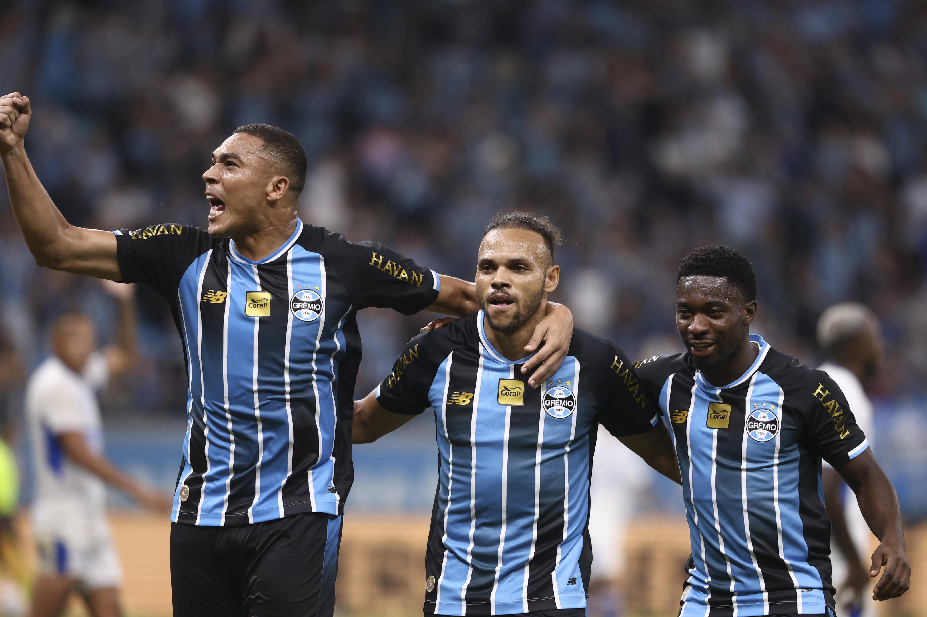 Com um a mais, Grêmio vence o Confiança e larga em vantagem na Copa do ...