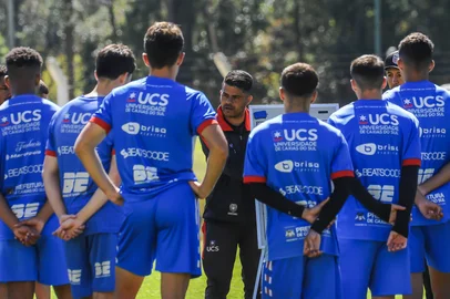 CAXIAS DO SUL, RS, BRASIL. 26-09-2025. Treino da Apafut, na Vila Olímpica da UCS. O timeirá estrear na Terceirona Gaúcha neste final de semana. Na foto, o técnico Everson Aguiar.Indexador: Neimar De Cesero<!-- NICAID(16133385) -->