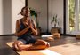 Conheça os benefícios da prática de yoga às cegas