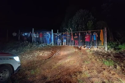 Aproximadamente 100 indígenas invadiram o terreno de uma escola na noite de domingo (11) em Caseiros, no norte do Estado<!-- NICAID(15622152) -->