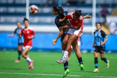RS - FUTEBOL/CAMPEONATO GAUCHO FEMININO 2026/GREMIO X INTERNACIONAL - ESPORTES - Lance da partida entre Gremio e Internacional disputada na tarde deste sabado no Estadio Passo D'Areia, em Porto Alegre, valida pelo Campeonato Gaucho Feminino 2026. FOTO: LUCAS UEBEL/GREMIO FBPA<!-- NICAID(16379438) -->