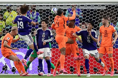 Japan's midfielder #15 Daichi Kamada (2nd L) heads the ball and scores his team's second goal during the 2026 World Cup Group F football match between the Netherlands and Japan at the Dallas Stadium in Arlington on June 14, 2026.  (Photo by Aric Becker / AFP)<!-- NICAID(16306167) -->
