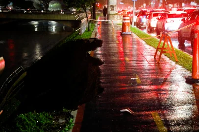 PORTO ALEGRE, RS - 12/07/2023 - Desabamento ciclovia na Ipiranga próximo ao Planetário. FOTO: Camila Hermes, Agência RBS<!-- NICAID(15480736) -->
