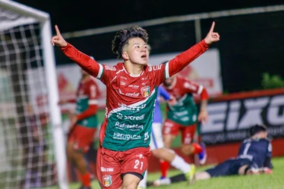 Japonês vira xodó da torcida do União Frederiquense<!-- NICAID(16383110) -->