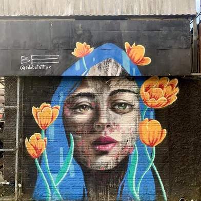 O artista plástico caxiense Eduardo Be renovou seu antigo mural feito na esquina da Rua Vinte de Setembro com Coronel Flores. O mural tem como inspiração a ideia do florecer de uma nova consciência coletiva e individual, onde nossas ações e pensamentos são observados por nós mesmos, possibilitando assim a transformação e a melhora do convívio individual e coletivo.<!-- NICAID(15758289) -->