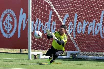 Goleiro do Inter, Keiller, treina para semifinal do Gauchão contra o caxiasIndexador: ricardo duarte<!-- NICAID(15377417) -->