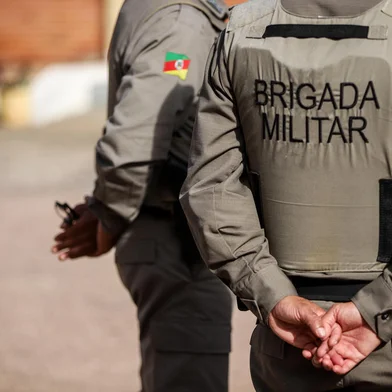 PORTO ALEGRE, RS, BRASIL - 13.06.2024: Um mês de atividade dos PMs que voltaram da reserva e estão auxiliando nos abrigos da capital. Fotos: Duda Fortes/ Agencia RBS<!-- NICAID(15788527) -->