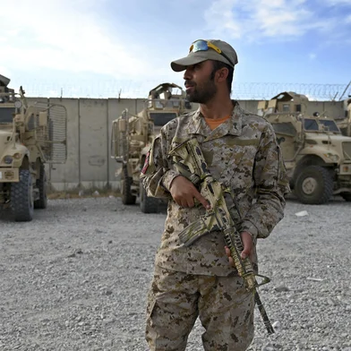 An Afghan policeman stands guard inside the Bagram US air base after all US and NATO troops left, some 70 Kms north of Kabul on July 5, 2021. (Photo by WAKIL KOHSAR / AFP)Editoria: WARLocal: BagramIndexador: WAKIL KOHSARSecao: warFonte: AFPFotógrafo: STF<!-- NICAID(16128737) -->