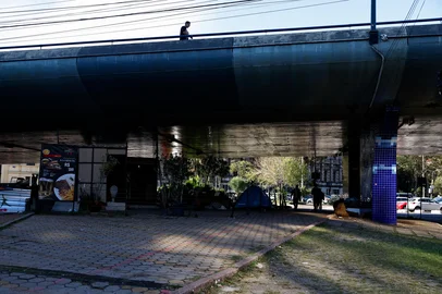 PORTO ALEGRE, RS, BRASIL, 19.05.2025: Fechamendo de Bar Contêiner localizado no viaduto Imperatriz Leopoldina. Foto: Camila Hermes/Agencia RBS<!-- NICAID(16041029) -->