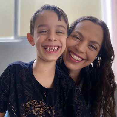 A médica mineira radicada em Caxias Morgana Pelegrini e o filho, Arthur, de 7 anos. Ambos têm superdotação associada ao autismo. Case de matéria sobre o Dia da Superdotação, celebrado em 10 de agosto.<!-- NICAID(15836864) -->