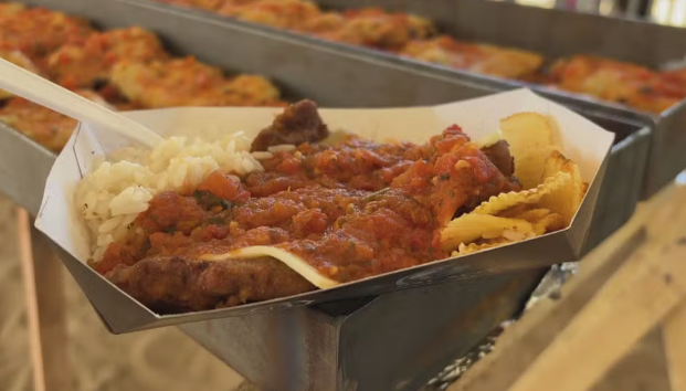 Haja carne! Parmegiana gigante de 182 metros e mais de uma tonelada &eacute; servida de gra&ccedil;a em cidade do RS