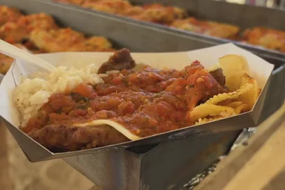 Reprodução / RBS TV Bife à parmegiana de 182 metros é servido em São Jerônimo