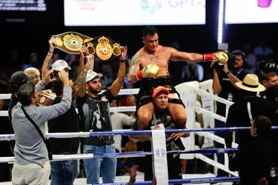 Popó vence empresário Guilherme Grillo  após 3 rounds no Danki Fight Show, em FlorianópolisSC - BOXE/POPÓ/FLORIANÓPOLIS - ESPORTES - O tetracampeão mundial do boxe, Acelino Popó Freitas, venceu o desafio contra o empresário Guilherme Grillo no   Danki Fight Show, realizado na noite de ontem, 23,  no Stage Music Park, em Florianópolis, Santa Catarina. Popó   venceu por nocaute após três rounds.   24/03/2024 - Foto: ALAN PEDRO/MAFALDA PRESS/ESTADÃO CONTEÚDOEditoria: ESPORTESLocal: FLORIANOPOLISIndexador: ALAN PEDROFotógrafo: MAFALDA PRESS<!-- NICAID(15714837) -->