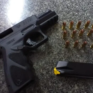 Segundo relato o homem estaria limpando uma arma Taurus, calibre 9 milímetros e ao colocá-la em cima de uma mesa o disparo acabou ocorrendo de forma acidental. O projétil atravessou o pé direito da mulher que foi hospitalizada. A Brigada Militar recolheu o homem e a arma, que estava registrada em seu nome, para apresentação e registro da ocorrência na Delegacia de Caxias do Sul.<!-- NICAID(15168640) -->