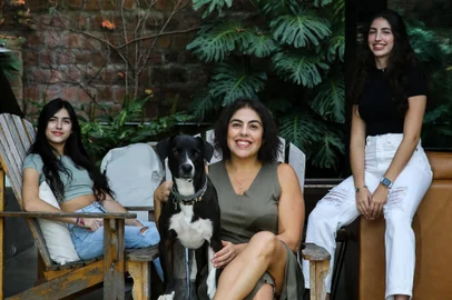 PORTO ALEGRE, RS, BRASIL - 2023.06.07 - Esta matéria de capa de Donna conversará com mães de adolescentes acerca de como fica a cabeça delas no momento em que os filhos entram na adolescência, se tornam mais independentes e opinativos. Na foto: Nadine Brizola Yared Guareschi é mãe de duas meninas adolescentes: Glória Yared Guareschi, 16 e Olívia Yared Guareschi, 13. (Foto: André Ávila/ Agência RBS)Indexador: Andre Avila<!-- NICAID(15450723) -->