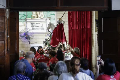 Porto Alegre, RS, Brasil, 23-04-2025: Fieis se reúnem para homenagear o Santo Guerreiro na 72ª Festa de São Jorge, na Paróquia São Jorge, no bairro Partenon. Um dos santos mais populares da igreja católica, São Jorge é celebrado também por religiões afro-brasileiras, como a Umbanda, onde é sincretizado na forma de Ogum. Foto: Mateus Bruxel / Agência RBSIndexador: MATEUS BRUXEL<!-- NICAID(16022504) -->