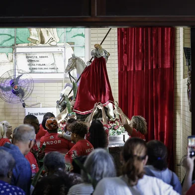 Porto Alegre, RS, Brasil, 23-04-2025: Fieis se reúnem para homenagear o Santo Guerreiro na 72ª Festa de São Jorge, na Paróquia São Jorge, no bairro Partenon. Um dos santos mais populares da igreja católica, São Jorge é celebrado também por religiões afro-brasileiras, como a Umbanda, onde é sincretizado na forma de Ogum. Foto: Mateus Bruxel / Agência RBSIndexador: MATEUS BRUXEL<!-- NICAID(16022504) -->