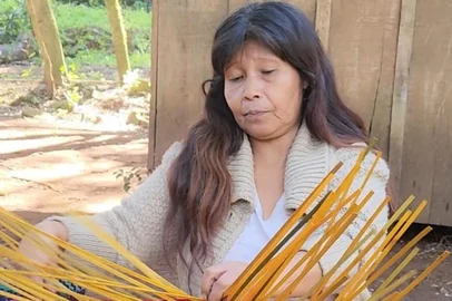 O projeto Arte e Cultura Guarani-Mbya Rembiapo foi selecionado em primeiro lugar pelo PNAB, Política Nacional Aldir Blanc, Fomento à Cultura do Ministério da Cultura, com apoio da Prefeitura de Canela e o departamento de Cultura de Canela. “Este projeto será de grande oportunidade para os não-indígenas conhecerem a cultura Guarani, assim, ampliando os conhecimentos e compreensão sobre culturas e etnias diferentes, promovendo uma educação de paz entre os povos não indígenas e indígenas. Também é uma forma de autonomia e sustento da aldeia, garantido a vida e continuidade da cultura”, conta Kira Luá, produtora do projeto. O objetivo do projeto é produzir, dentro da aldeia, eventos culturais durante o ano. No dia dos Povos Originários, 19 de abril (domingo), a partir das 15h, a aldeia Guarani YVYÃ PORÂ, em Canela, estará recebendo visitantes para diversas atividades da cultura Guarani, como o artesanato, as danças e cantos, oficina de arco e flecha e petecas, jogos, além de oferecerem alimentação Guarani (batata doce na fogueira com pinhão, pipoca, pão de cinza, chimarrão). Também em volta da fogueira haverá a contação das histórias indígenas e bate papo sobre o modo de viver da etnia.<!-- NICAID(16267306) -->