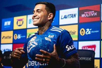 Dudu é apresentado no Cruzeiro - Foto: Yuri Laurindo/Triple Assessoria/Cruzeiro EC/Instagram/Reprodução<!-- NICAID(15947023) -->