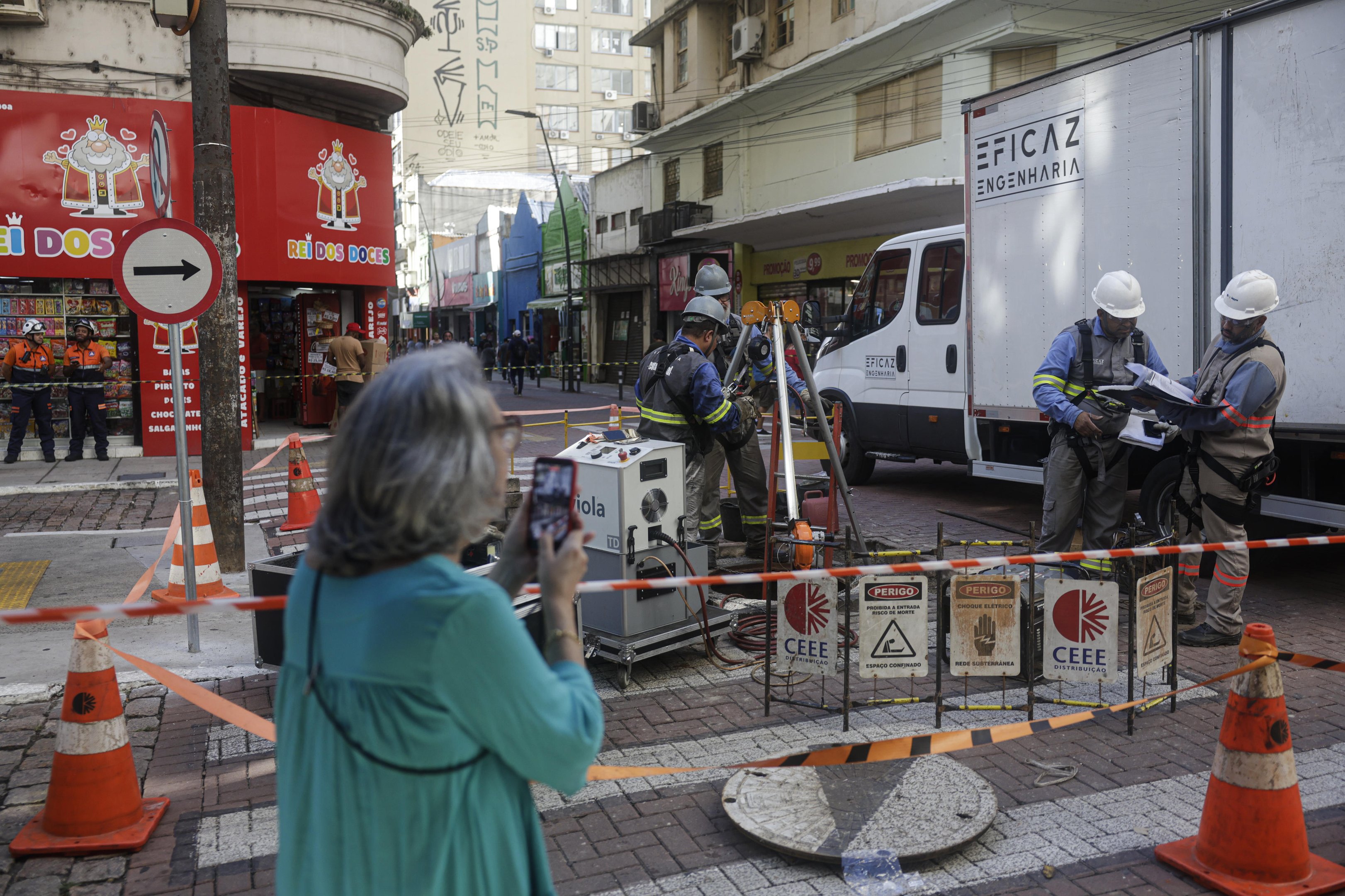 Explos&otilde;es no centro de Porto Alegre foram causadas por curto-circuito, diz CEEE Equatorial