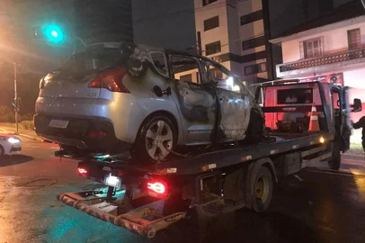 Na madrugada desta quinta-feira (11), por volta da 1h, um veículo colidiu contra um poste e pegou fogo em Caxias do Sul, na Avenida São Leopoldo cruzamento com a Rua Garibaldi, em frente a um posto de combustível. Segundo a Brigada Militar, em contato com moradores, o carro era conduzido por uma mulher, que após a colisão fugiu do local. <!-- NICAID(15425840) -->