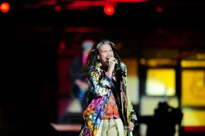 PORTO ALEGRE, RS, BRASIL - Seis anos depois de sua estreia em Porto Alegre, o Aerosmith está de volta. Nesta terça, Steven Tyler (foto), Joe Perry, Brad Whitford, Tom Hamilton e Joey Kramer tocam para cerca de 12 mil pessoas que praticamente esgotaram os ingressos disponíveis menos de 48 horas depois do início das vendas e provavelmente prolongaram ainda mais a carreira de uma das bandas seminais do rock'n'roll.<!-- NICAID(12496512) -->