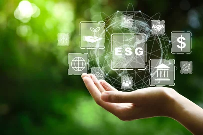 ESG icon concept in the hand for environmental, social, and governance in sustainable and ethical business on the Network connection on a green background.Fonte: 461257092<!-- NICAID(14925450) -->
