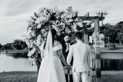 Casamento com celebrante em o Fundo<!-- NICAID(16044236) -->