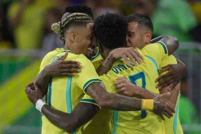 BRASIL X PANAMÁRJ - BRASIL X PANAMÁ/AMISTOSO - ESPORTES - Comemoração do gol de Vinicius Júnior durante o amistoso entre Brasil e Panamá,   realizado no Estádio do Maracanã, no Rio de Janeiro (RJ), neste domingo (31).   31/05/2026 - Foto: PEDRO KIRILOS/ESTADÃO CONTEÚDOEditoria: ESPORTESLocal: RIO DE JANEIROIndexador: PEDRO KIRILOSFotógrafo: ESTADÃO CONTEÚDO<!-- NICAID(16297291) -->