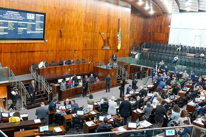Deputados aprovam projetos que ainda trancavam a pauta e votações seguem em plenário - Foto: Celso Bender/ALRS/DivulgaçãoIndexador: Celso Bender<!-- NICAID(15630293) -->