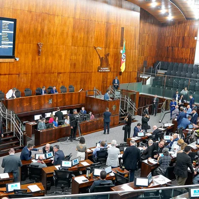Deputados aprovam projetos que ainda trancavam a pauta e votações seguem em plenário - Foto: Celso Bender/ALRS/DivulgaçãoIndexador: Celso Bender<!-- NICAID(15630293) -->