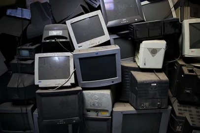 Mateus Bruxel / Agencia RBS ALVORADA, RS, BRASIL, 07-06-2018: Sede da JG Recicla, em Alvorada. A empresa é especializada em reciclagem de lixo eletrônico. O proprietário, empresário Joelson Orrigo Gonsalves, 31 anos, começou como catador de papelão, se especializou em lixo eletrônico e hoje comanda uma empresa com 18 funcionários. (Foto: Mateus Bruxel / Agência RBS)<!-- NICAID(13586850) -->