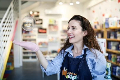 PORTO ALEGRE, RS, BRASIL, 07-04-2026: O Sebrae divulgou um estudo mostrando crescimento na abertura de micro e pequenos negócios liderados por mulheres, os dados apontam mais de 2 milhões de empreendimentos em 2025. Em Porto Alegre, a loja Caixinha Mágica Presentes, liderada pela Cristiane Barth, é um exemplo de empresas vriadas e lideradas por mulheres. Trata-se de uma loja com opções de presentes e brinquedos criativos para crianças, incluindo brinquedos para crianças neurodivergentes, desenvolvidos pela Cristiane com o auxílio de uma impressora 3D. Foto: Renan Mattos / Agência RBS<!-- NICAID(16260774) -->