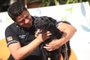 01/12/2023 - PORTO ALEGRE, RS, BRASIL - Cãozinho é resgatado pelo policial Afonso Henrique da Cunha Augusto , da Delegacia de Intolerância. FOTO: RONALDO BERNARDI, AGÊNCIA RBS<!-- NICAID(15614005) -->
