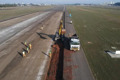 Pista do aeroporto Salgado Filho está recebendo obras<!-- NICAID(15823775) -->
