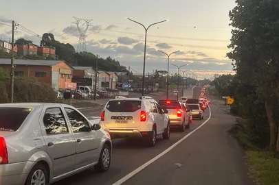 O trânsito na saída para a Rota do Sol, em Caxias do Sul, no sentido Serra-Litoral, é intenso na manhã desta sexta-feira (18). Por volta das 8h, o trecho acumulava 14 quilômetros de engarrafamento.<!-- NICAID(16019606) -->