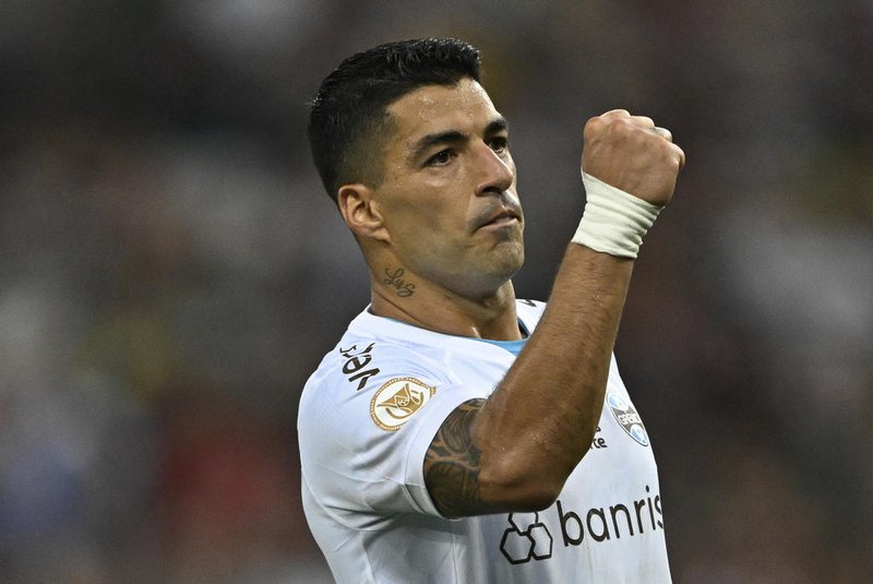 Gremio's forward Uruguayan Luis Suarez celebrates after scoring during the Brazilian Championship football match between Fluminense and Gremio at the Maracana Stadium in Rio de Janeiro, Brazil, on December 6, 2023. (Photo by MAURO PIMENTEL / AFP)Editoria: SPOLocal: Rio de JaneiroIndexador: MAURO PIMENTELSecao: soccerFonte: AFPFotógrafo: STF<!-- NICAID(15618789) -->