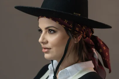 Cantora Lara Rossato aposta na estética gaúcha<!-- NICAID(15852475) -->