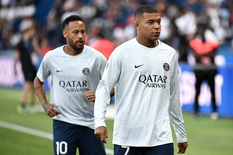 Paris Saint-Germain's French forward Kylian Mbappe (R) past Paris Saint-Germain's Brazilian forward Neymar looks on as he warms up before the French L1 football match between Paris-Saint Germain (PSG) and Montpellier Herault SC at The Parc des Princes Stadium in Paris on August 13, 2022.STEPHANE DE SAKUTIN / AFP