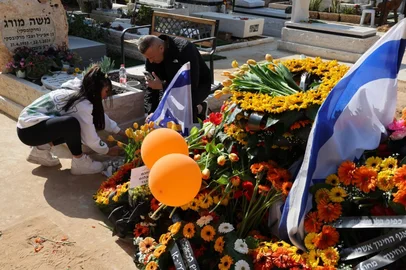 Mourners gather at the cemetery for the funeral of the Bibas' at Zohar near kibbutz Nir Oz in southern Israel on February 26, 2025. Thousands of mourners, carrying flags and orange balloons, joined the funeral procession on February 26 for Shiri Bibas and her two sons, who were among the hostages taken by Palestinian militants in Gaza in October 2023, and died during their captivity. Their bodies were returned to Israel on February 20 as part of an ongoing ceasefire agreement that has halted the war in Gaza. (Photo by Jack GUEZ / AFP)<!-- NICAID(15984202) -->