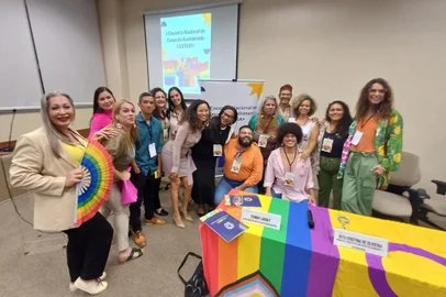 Na semana em que completa seu terceiro aniversário, a Casa de Acolhimento da ONG Construindo Igualdade, de Caxias do Sul, foi uma das 12 iniciativas contempladas pelo Programa Acolher+, parceria entre o Ministério dos Direitos Humanos e da Cidadania (MDHC) e a Fundação Oswaldo Cruz (Fiocruz). Com o reconhecimento em nível federal, a primeira casa de acolhimento LGBTQIA+ do Sul do Brasil receberá quatro parcelas de R$ 4,6 mil para aquisição de materiais de consumo, como alimentos, itens de higiene pessoal e produtos de limpeza.FOTO: primeira à esquerda, Cleo Araújo, voluntária da ONG<!-- NICAID(15768988) -->