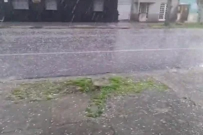 Chuva de granizo atinge Rio Grande na manhã deste sábado.