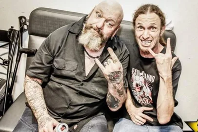Registro da passagem do ex-vocalista do Iron Maiden, Paul Di'Anno, em Bento Gonçalves. Di'Anno morreu nesta segunda-feira, dia 21 de outubro.FOTO: Paul Di'Anno e Leandro Catani (produtor de Bento Gonçalves)<!-- NICAID(15895607) -->