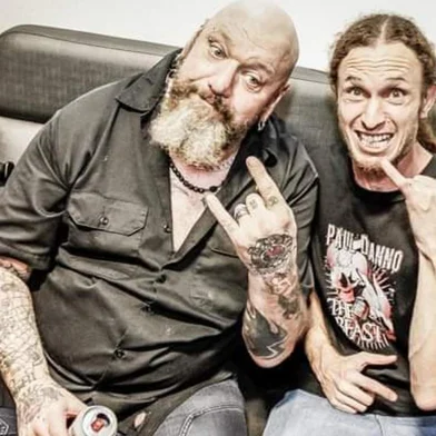 Registro da passagem do ex-vocalista do Iron Maiden, Paul Di'Anno, em Bento Gonçalves. Di'Anno morreu nesta segunda-feira, dia 21 de outubro.FOTO: Paul Di'Anno e Leandro Catani (produtor de Bento Gonçalves)<!-- NICAID(15895607) -->