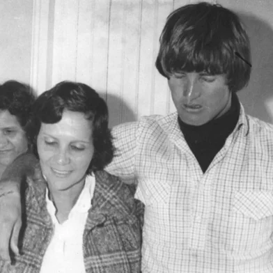 GAVETAS DA HISTÓRIA - IMAGEM PUBLICADA EM 10/09/1983. Em 1983, o morador de Caxias do Sul Laudelino Fô ficou conhecido por supostamente ser o menino Carlos Ramires da Costa, sequestrado em 1973 no Rio de Janeiro e nunca localizado. Exames comprovaram que Laudelino não era Carlinhos. Na foto, ele está com a mãe de Carlinhos, Maria Conceição Ramires da Costa. IMAGENS DE ARQUIVO PASTA 080.584<!-- NICAID(9787730) -->