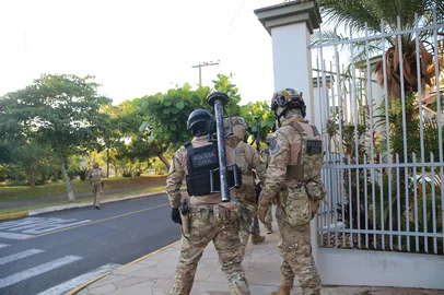 CANOAS, RS, BRASIL, 12-12-2025: Operação da Polícia Civil combate grupo de empresas que fraudam licitações e se revezam em contratos de merenda e limpeza com órgãos públicos. Foto: Ronaldo Bernardi/Agência RBS<!-- NICAID(16185342) -->